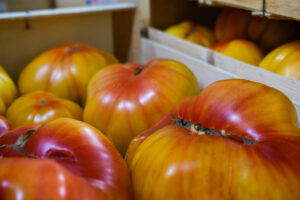 Photo de Tomate ananas dans une cagette en bois