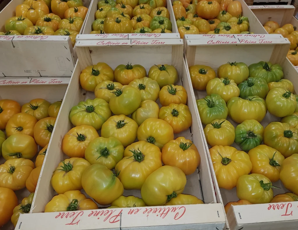 Photos de Tomates Jaunes dans des cagettes en bois.